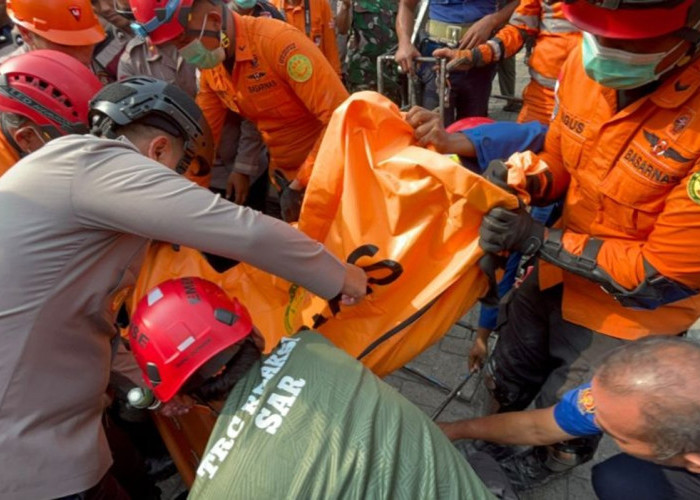 Tim SAR Tambah Sektor Evakuasi Reruntuhan Rumah Polonia Medan Temukan Satu Korban Lagi