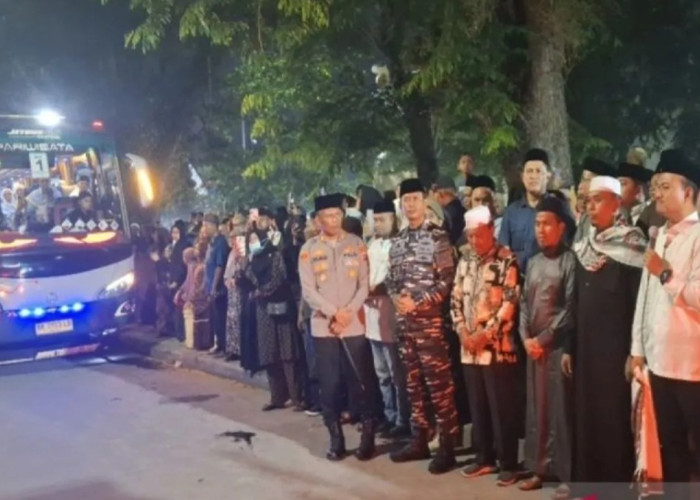 Lepas 130 Calon Jamaah Haji Tanjungbalai, Wali Kota Ingatkan Pentingnya Menjaga Fisik