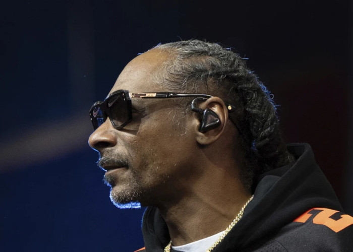 Rapper Legendaris AS Snoop Dogg Resmi Jadi Pemilik Klub Sepak Bola Swansea City, Bareng Luka Modric!