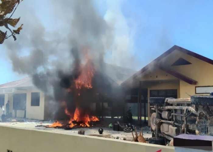 Dipicu Salah Paham Kasus Narkoba, Massa Bakar Kantor Polsek Muara Batang Gadis di Madina