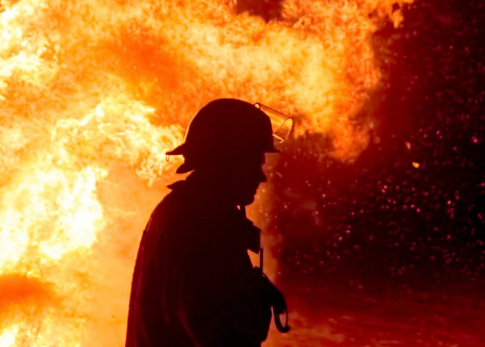 Kebakaran Hebat Gudang Ekspedisi di Medan Timur Baru Padam Setelah 12 Jam Berjuang