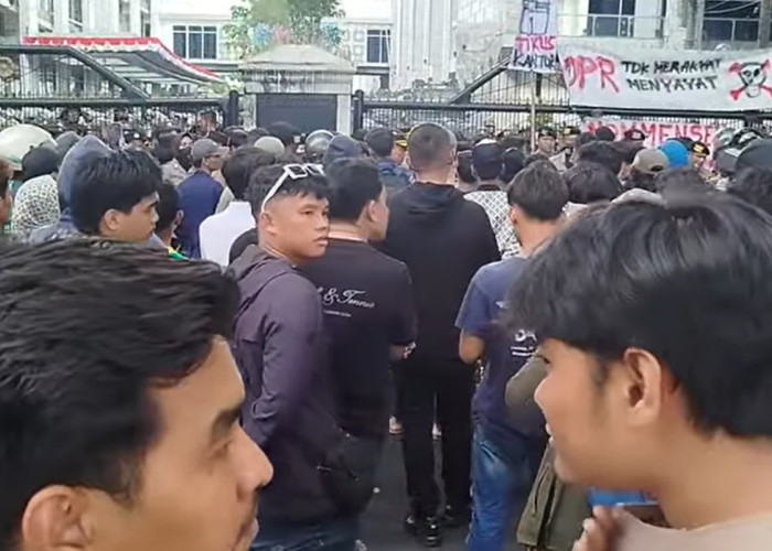 Ketua Dewan Tak Kunjung Hadir Mahasiswa Nommensen Robohkan Pagar Gedung DPRD Sumut