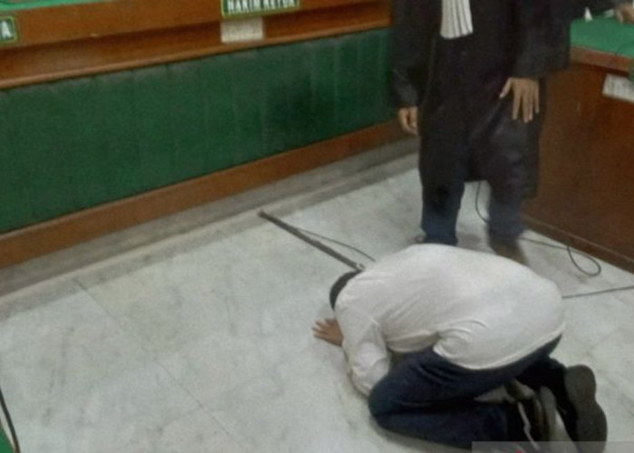 Vonis Bebas, Mantan Kepala BKD Langkat Sujud Syukur dan Menangis di Ruang Sidang