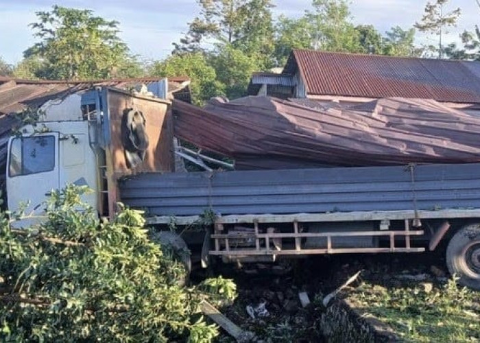 Rem Blong di Dairi !! Truk Tronton Hantam Empat Kendaraan, Dua Anak Tewas