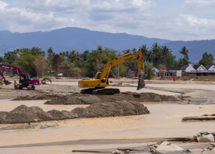Cegah Banjir Susulan, 50 Alat Berat Dikerahkan untuk Normalisasi Sungai di Sumatera Barat