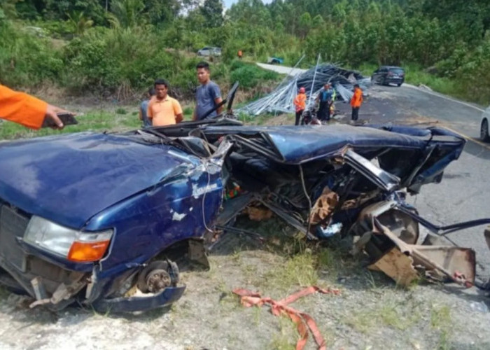  Truk Tak Kuat Menanjak Tabrak Kijang di Jalur Alternatif Parapat Tiga Orang Tewas