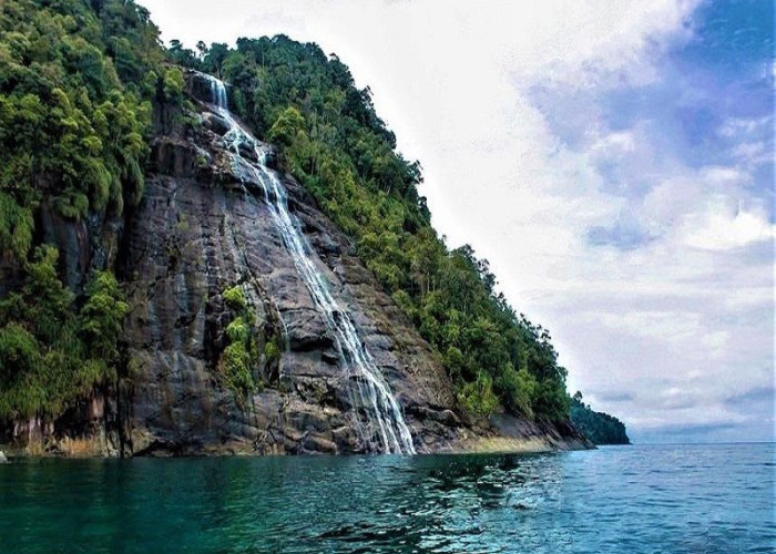 Mengenal Pulau Mursala, Destinasi Wisata Bahari dengan Air Terjun ke Laut