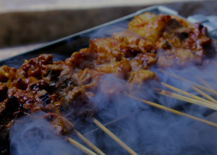 Bebas Bau Prengus, Begini Trik Membakar Sate Kambing Agar Dagingnya Empuk dan Juicy