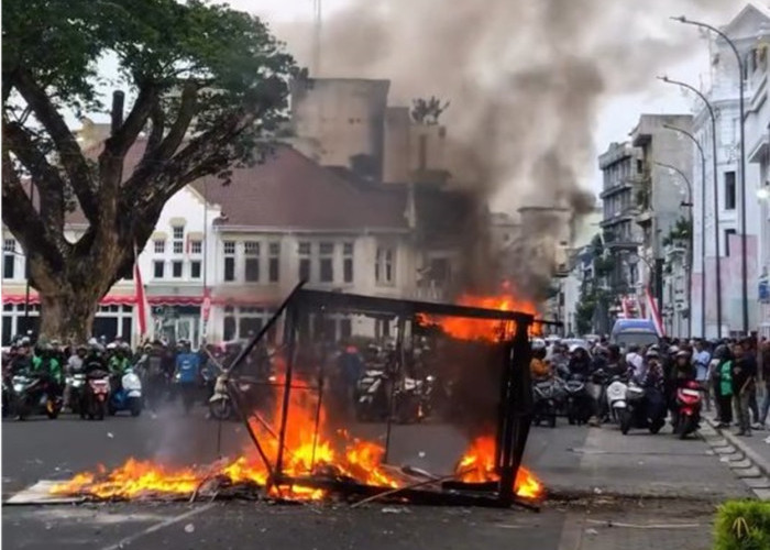 Bentrokan Mahasiswa dan Ojol dengan Polisi di DPRD Sumut, Jalan Kejaksaan Medan Diblokir Massa