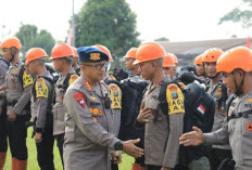 Sinabung Meletus Dahsyat, Brimob Polda Sumut Dirikan Dapur Lapangan di Penampungan Warga