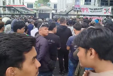 Ketua Dewan Tak Kunjung Hadir Mahasiswa Nommensen Robohkan Pagar Gedung DPRD Sumut